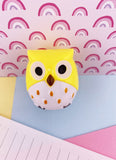 TAILLE-CRAYONS GROS HIBOU : JAUNE